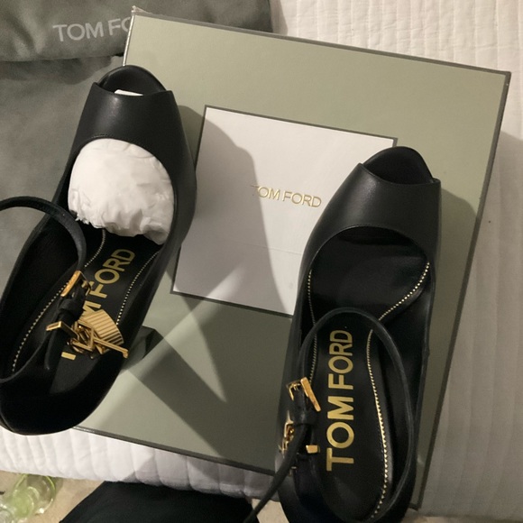 Tom Ford Leather Peep Toe Padlock Platform Pump $1890 Authentic Brand New - Picture 11 of 16